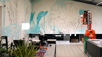 Der Künstler David Lionel zu Beginn des Schaffensprozesses.